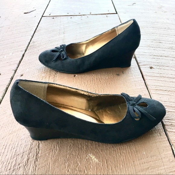 GAP black wedge heels size 7 with cutouts and bow - Picture 8 of 8